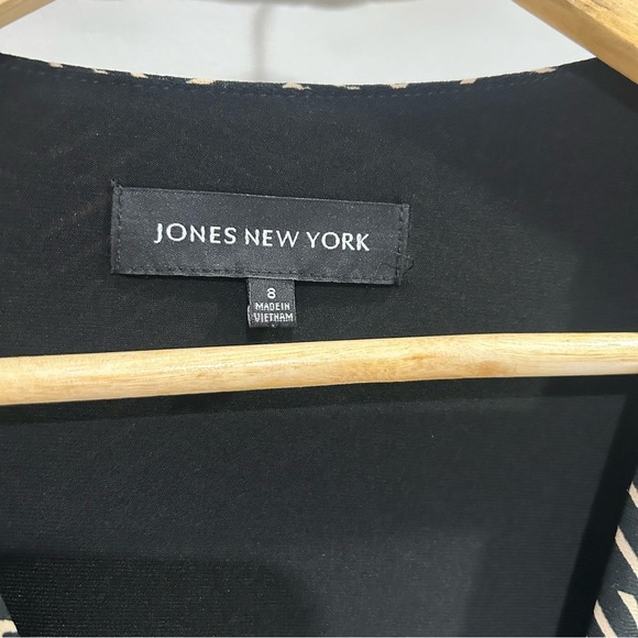 Black and White Faux Wrap Dress - Picture 4 of 10